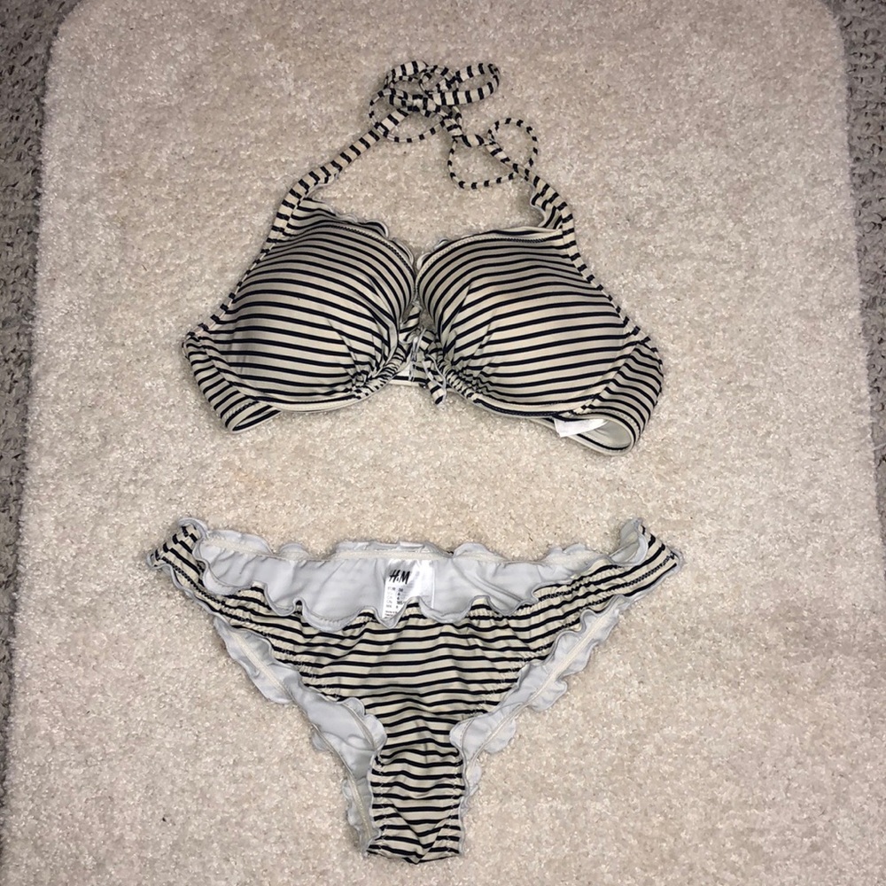 Push-up bikini top and ribbed bottoms